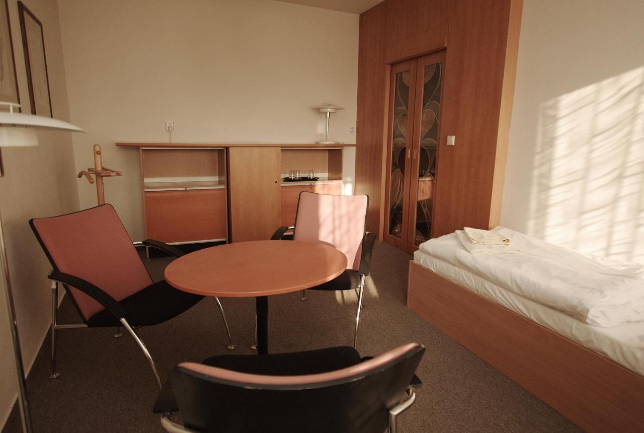 Kolej Akademie Hotel Бърно Екстериор снимка